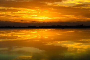 Fototapeta na wymiar Reflexo do pôr-do-sol na praia de Serrambi.