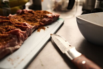 Fleisch für grillen zubereiten mit dem Messer