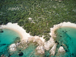 Veduta aerea della con le sue calette di sabbia bianca, un mare color smeraldo e la sua vegetazione...