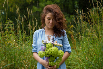 Girl holding a bouquet of flowers outdoor