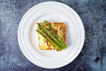 Scrambled egg asparagus sandwich with glasses of tea
