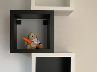 Stofftier im Schrank