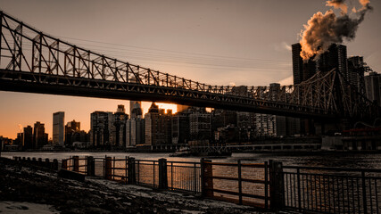 Paisaje de la ciudad de Nueva York con puente nevado a la hora del atardecer