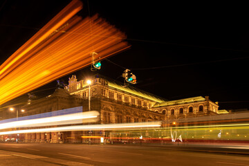 Wiener Oper mit Tram bei Nacht