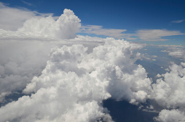 Naklejka na ściany i meble Las nubes desde el avión