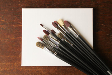 キャンバスと絵筆のイメージ