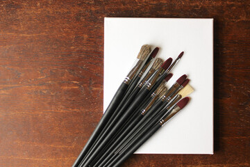 キャンバスと絵筆のイメージ