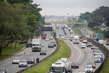 Movimento na Rodovia Presidente Dutra BR 116 KM 148 na véspera de feriado do Dia de Tiradentes no trecho de São José dos Campos SP, nesta manhã de quarta-feira, (20).