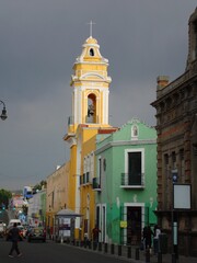 Torre de iglesia católica en acera de calle urbana 4