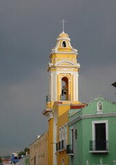 Torre de iglesia católica en acera de calle urbana 3