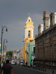 Torre de iglesia católica en acera de calle urbana 2