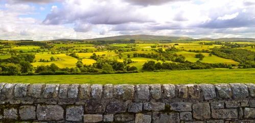 Crédence de cuisine en verre imprimé Panoramique English countryside and farmland landscape panorama background along Hadrian's Wall Roman ruin. Beautiful rural country side pastures in England