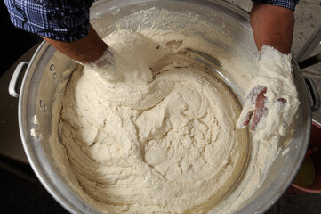 amasando masa de maiz para tamales 