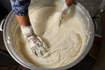 amasando masa de maiz para tamales 