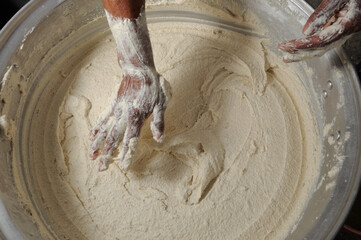 amasando masa de maiz para tamales 