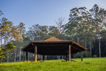 Obraz premium Cobertura sobre bancos e mesa dentro do parque. Imagem em HDR. 