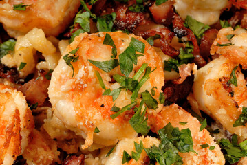 pasta con camarones tocino queso parmesano perejil