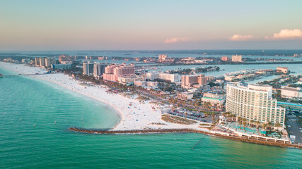 Panorama der Stadt Clearwater Beach FL. Sommerferien in Florida. Schöne Aussicht auf Hotels und Resorts auf der Insel. Blaue Farbe des Ozeanwassers. Amerikanische Küste oder Küste des Golfs von Mexiko. Himmel nach Sonnenuntergang.
