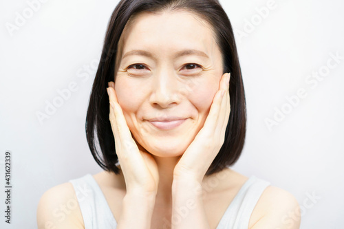 顔を触る日本人女性 40 50代のイメージ Wall Mural Maru54 顔を触る日本人女性 40 50代のイメージ Wall Mural Maru54