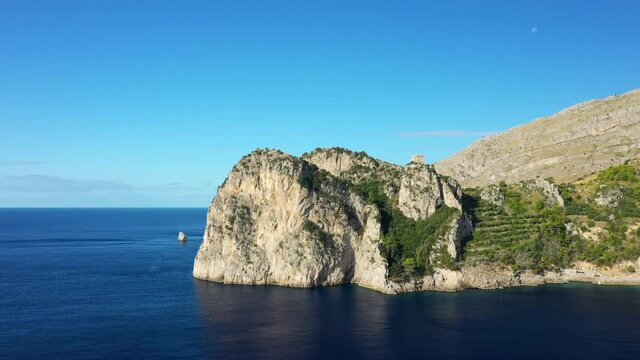Les rochers de la p&eacute;ninsule de Sorrente dans un paysage aride en Europe, en Italie, en Campanie, dans la province de Salerne
