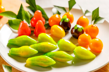 Deletable Imitation Fruits on wooden plate