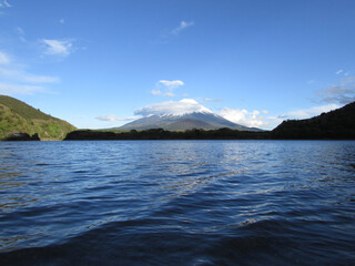 春の富士山と湖。精進湖、日本にて
