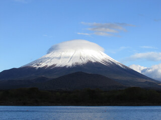 ドーナツ型雲の富士山と湖。精進湖、日本にて