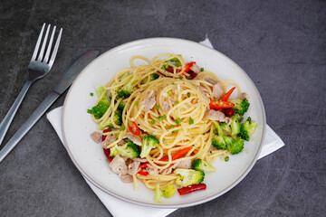Spaghetti with vegetables, broccoli, room cooking, sesame seeds, dried chili, fresh chili