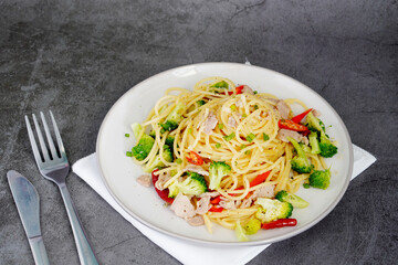 Spaghetti with vegetables, broccoli, room cooking, sesame seeds, dried chili, fresh chili