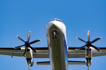 大きなプロペラ機の前方部分のイメージ
