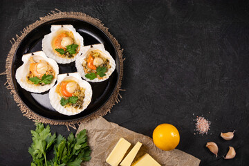 Recipe for cooking scallops with caviar. baked scallops with caviar and creamy garlic sauce. Scallops, lemon, garlic, parsley, butter and salt. Top view. Copy space