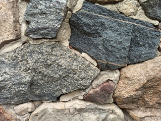 Zabytkowy mur kamienny.