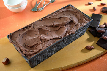 gelato di cioccolato in contenitore di metallo