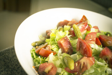 Lettuce salad with tomato and pickles