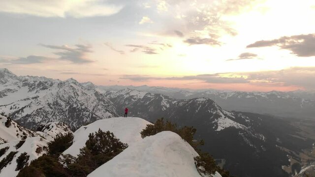 Sonnenuntergang im Winter auf dem Iseler