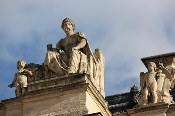 Fototapeta na wymiar Statues sur le toit à Paris, France