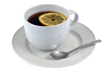 Tasse de thé au citron en gros plan sur fond blanc