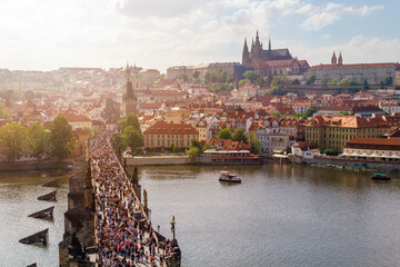 Panorama über die Karlsbrücke in Prag mit den vielen Besuchern der Stadt. Tschechische Republik