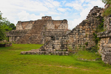 Fototapeta na wymiar Ek Balam, Temozon, Yucatan, Mexico. Twins temples atop of which there are two mirroring temples on either side.