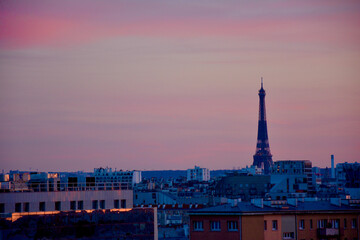 Fototapeta na wymiar Tour Eiffel et ciel rose