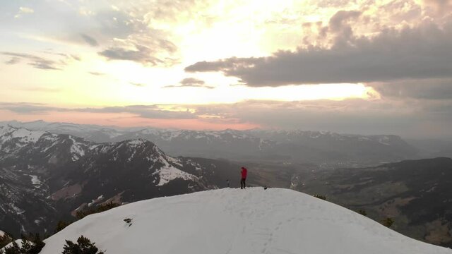 Sonnenuntergang im Winter auf dem Iseler