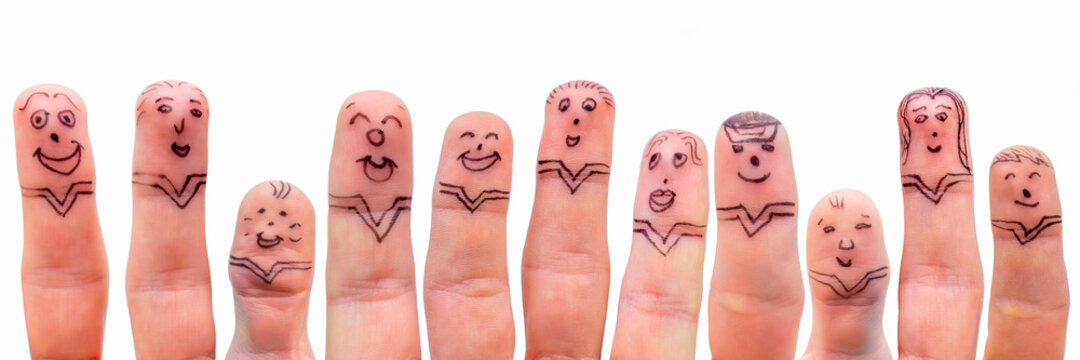 Elf unterschiedliche Gesichter auf verschiedenen Fingern als Symbol f&uuml;r Teamwork, Zusammenhalt und Toleranz