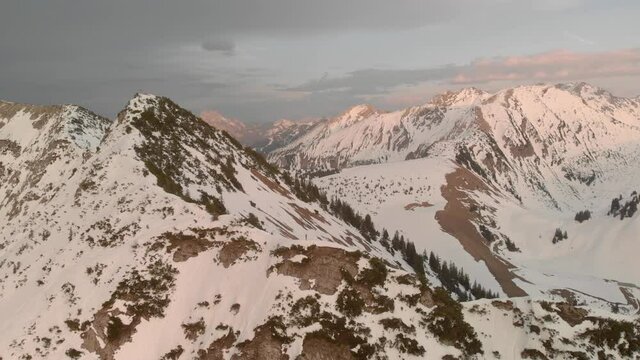 Sonnenuntergang im Winter auf dem Iseler