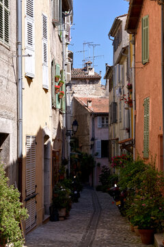 Fototapeta Typical alley in the french village of Biot, commune is a small fortified medieval hilltop village in the Provence-Alpes-Côte d’Azur near Antibes, between Nice and Cannes.