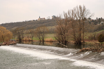 Romantisches Unstruttal; Blick von der Zeddenbachmühle zur Klosterkirche in Zscheiplitz