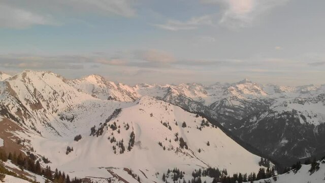 Sonnenuntergang im Winter auf dem Iseler