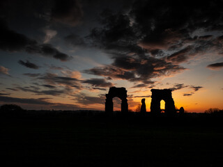 Tramonto sull'antico e imponente acquedotto romano Appio Claudio.