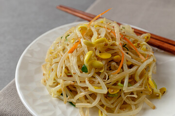 Seasoning with bean sprouts and various vegetables