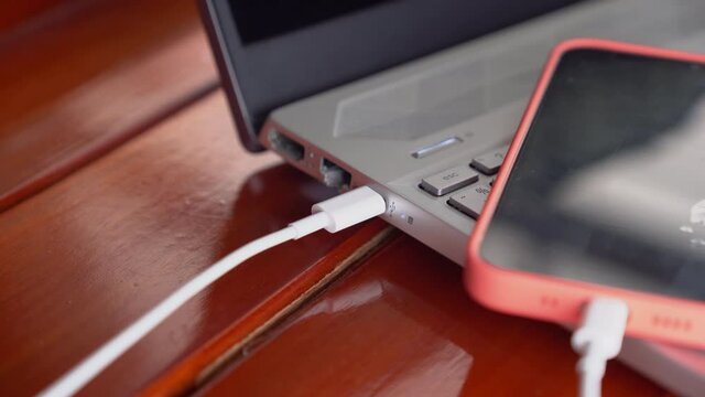 Mobile technology devices can be charged from the notebook by a cable via the USB type C port.