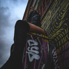 Mujer estilo urban en paredes de graffiti